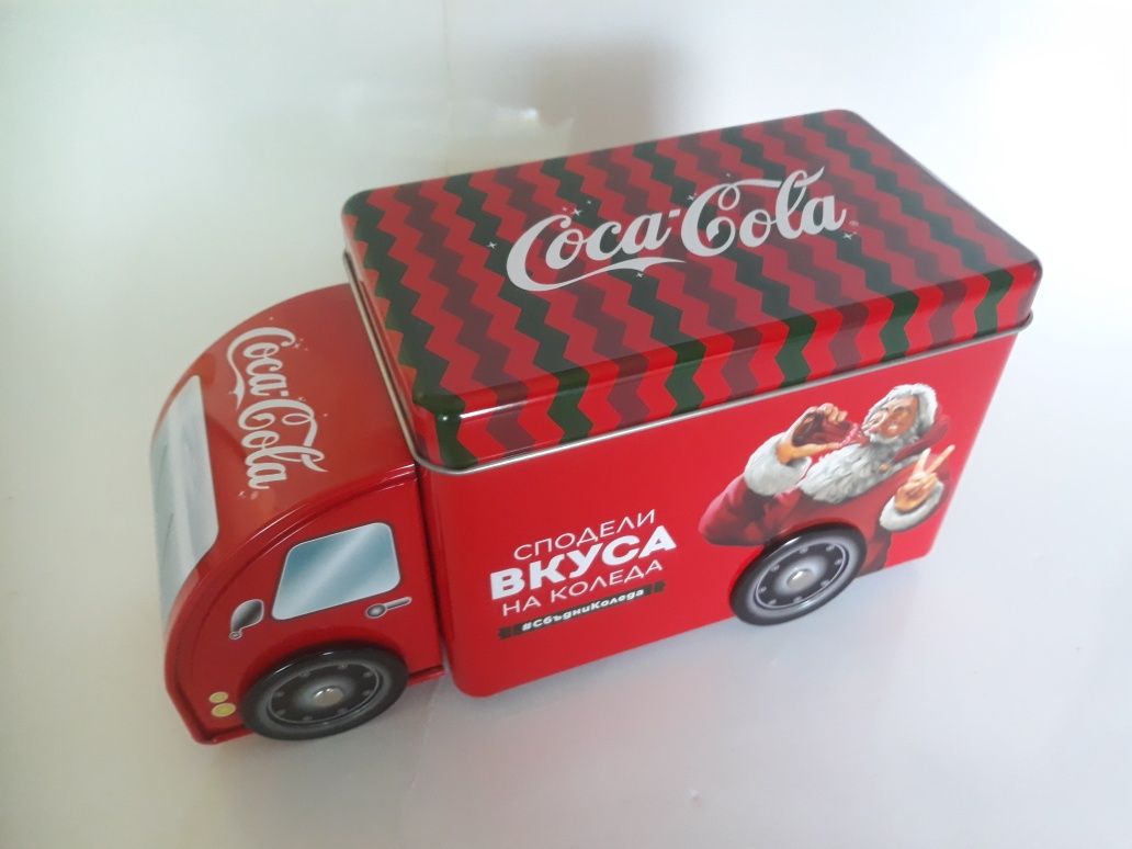 Продавам  трите вида рекламни кутии и  камиончета на Кока Кола.