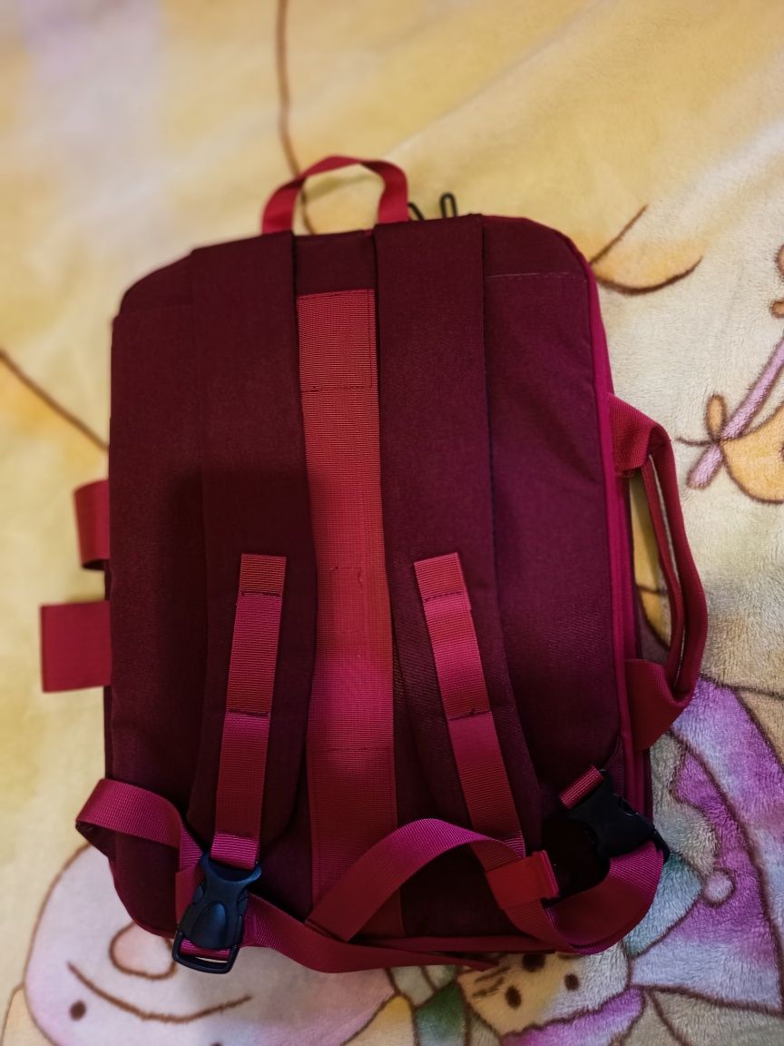 Красный цвет рюкзак и портфель.