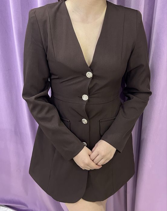 Платье коричневое.