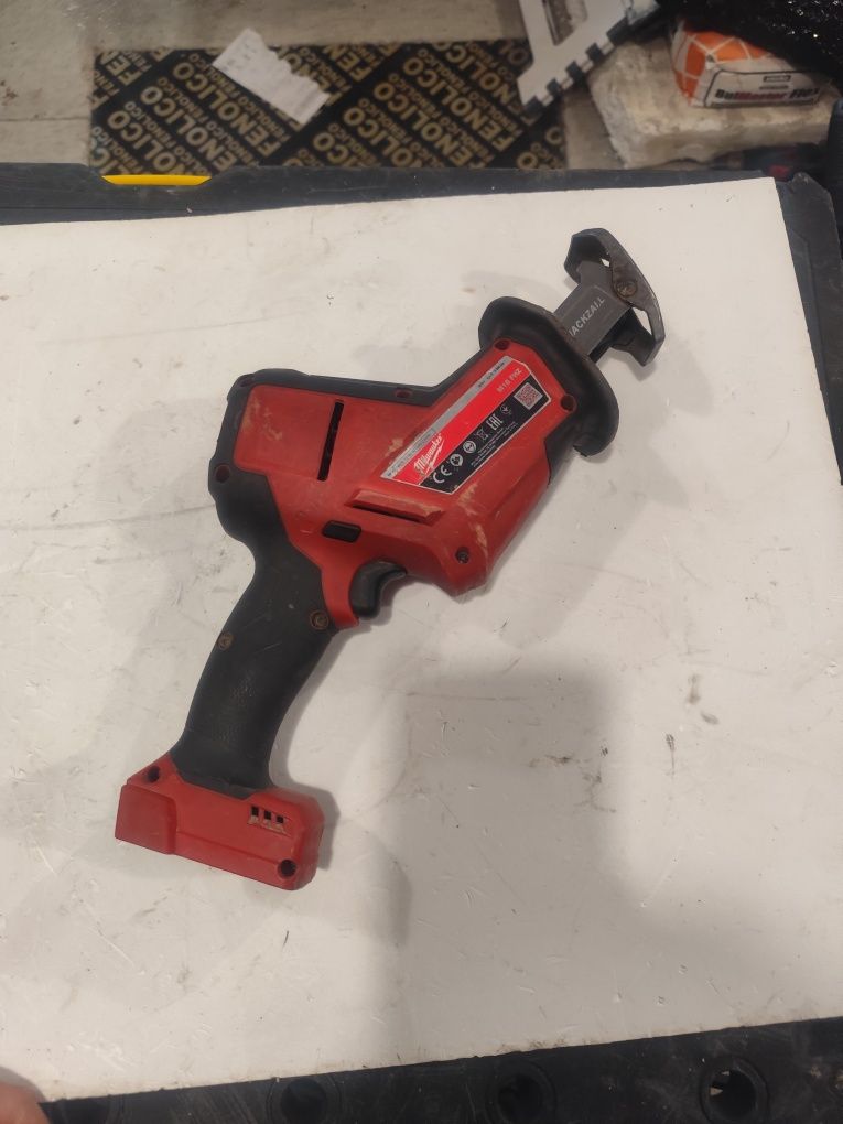 Безчетков акумулаторен саблен трион Милуоки Milwaukee M18 FHZ