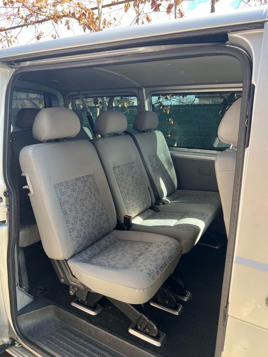 Volkswagen Transporter T5 8+1 locuri.
