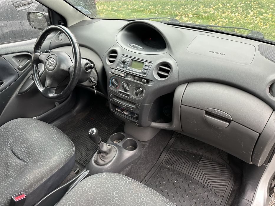 Продавам Toyota Yaris 2005 1.0vvt-i бензин
