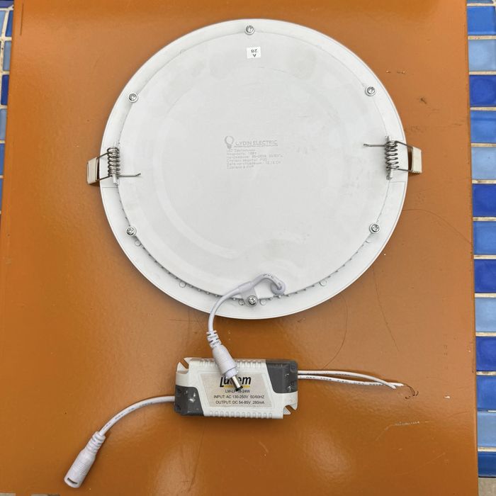 Плафон потолочный белый в хорошем состоянии