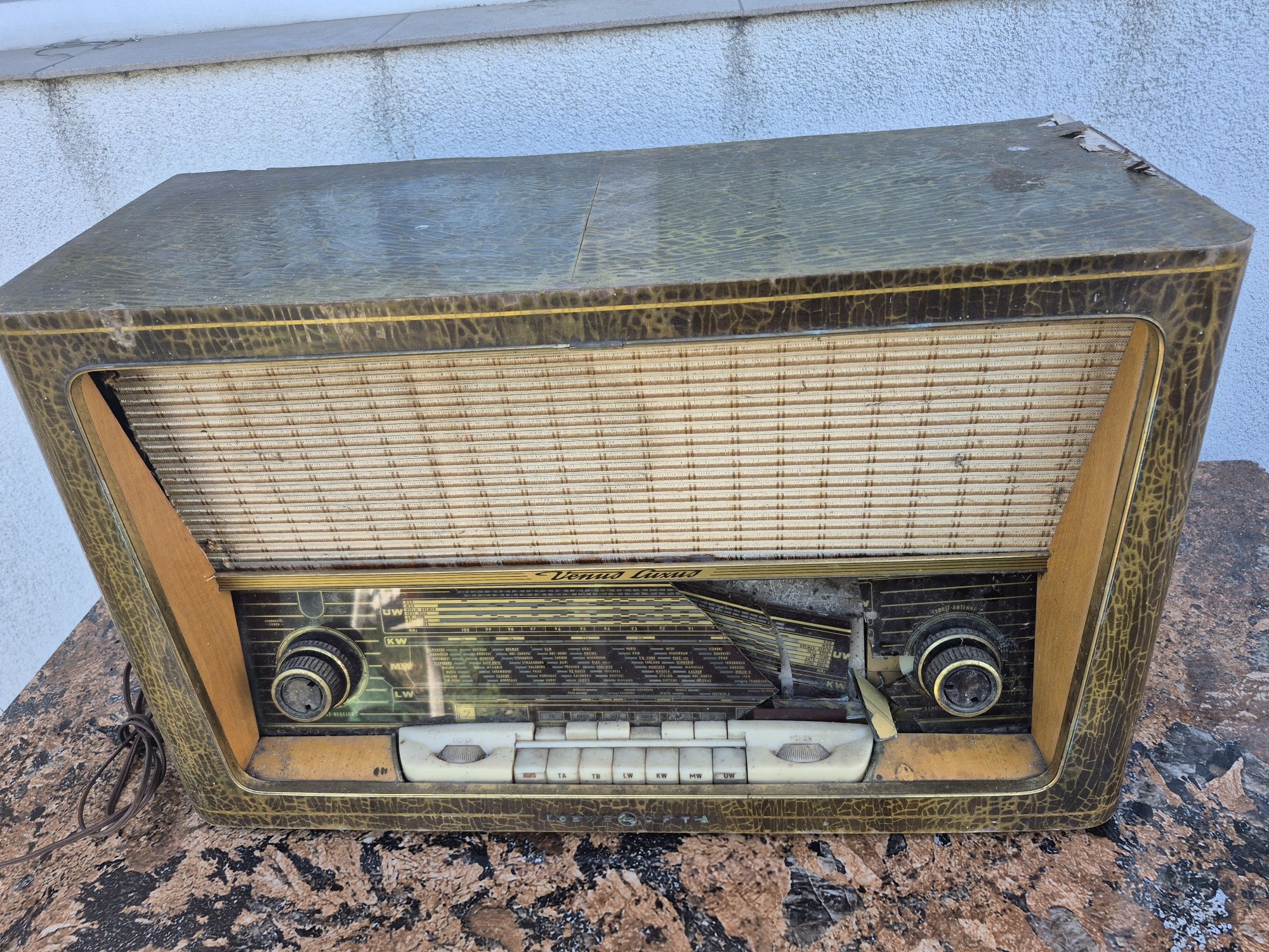 Vând colecție 34 Radio Lampi,carcasa ebonita & lemn din ani 1940-1980