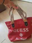 Дамска чанта на Guess