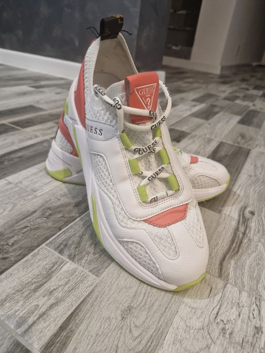 Adidasi Guess . Marime 40