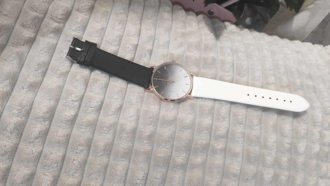 Дамски ръчен часовник с магнитно закопчаване и часовници в два цвята