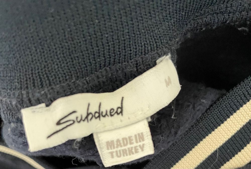 Ежедневно яке Subdued;