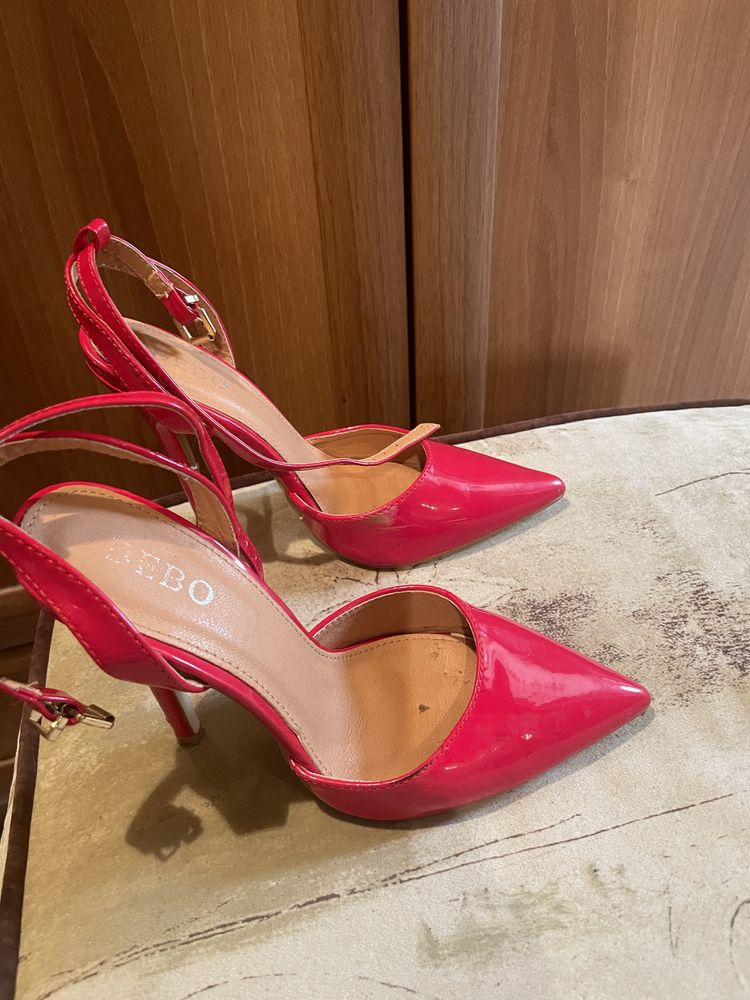 Червени елегантни обувки сандали