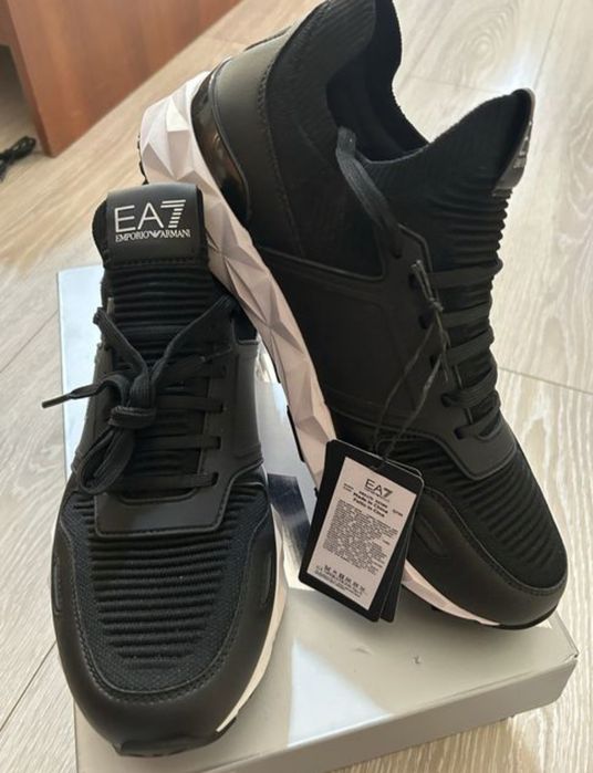 Отдам красовки EA7