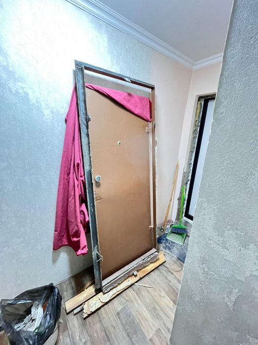 Продам входную железную дверь