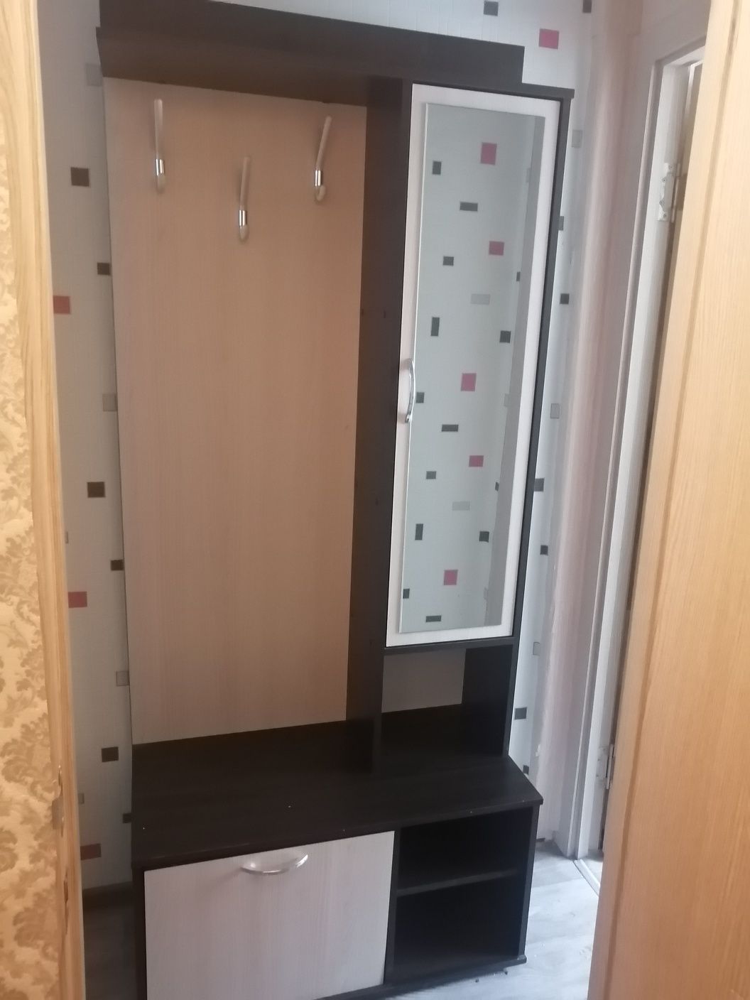 Продам прихожую высота 2 м.  Длина 85 см. Ширина 40 см.