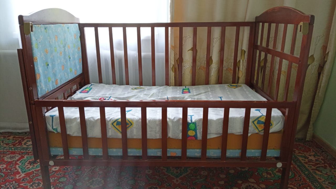 Манеж (кроватка) детский из массива дерева