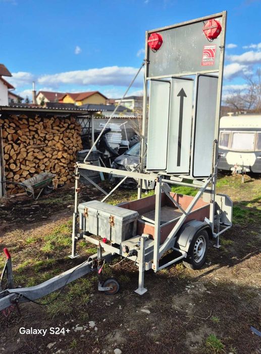 Remorca cu panou de semnalizare si dirijare trafic