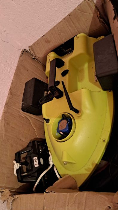 Лодка за захранка с GPS и автопилот D18