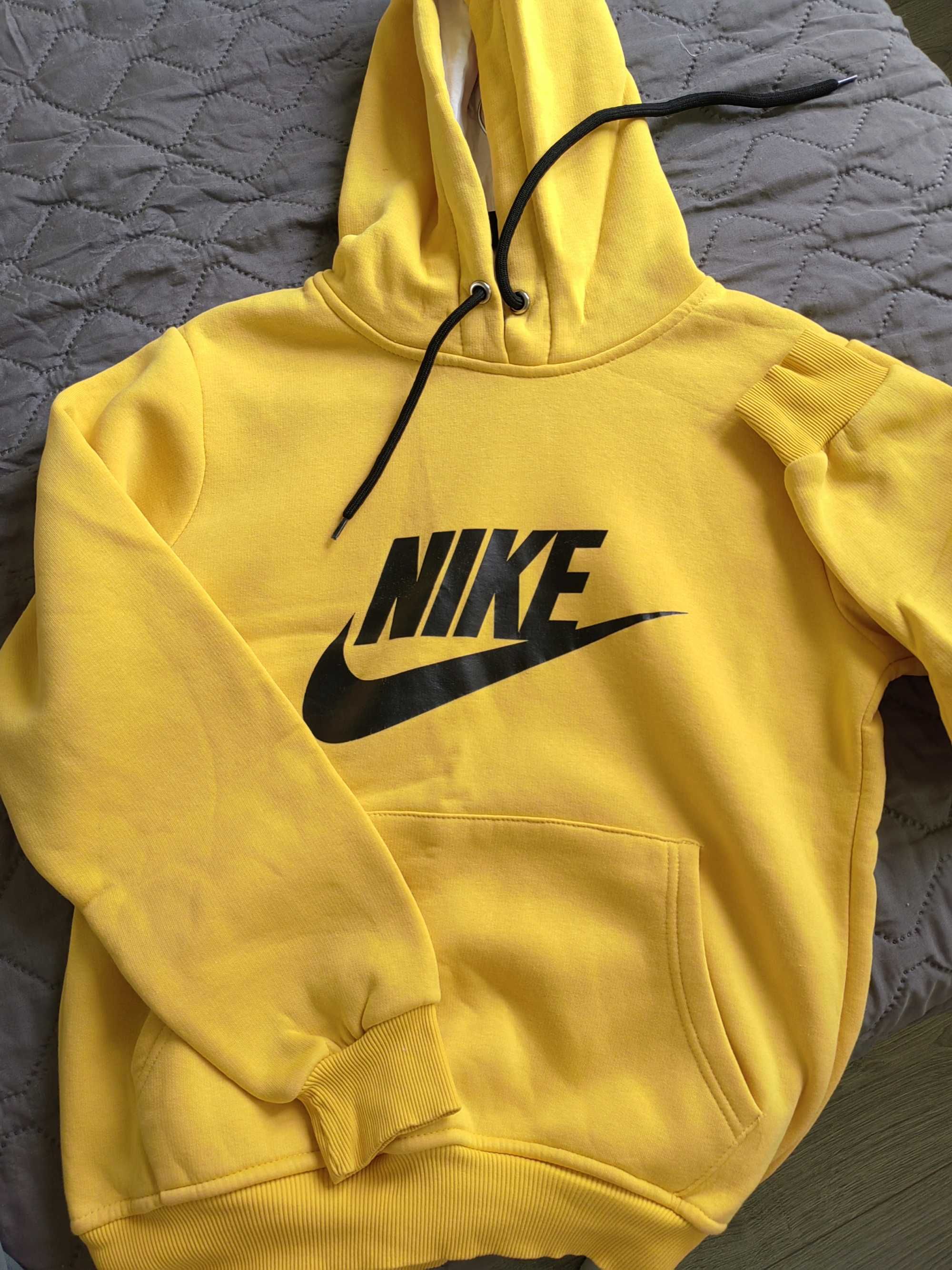 Жълт суйтчър на Nike