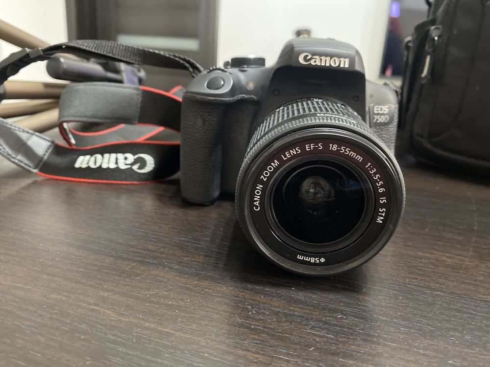 Aparat foto DSLR Canon 750D