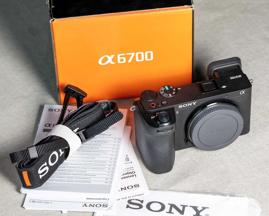 Продавам Sony A6700 + Sigma 18-50/2.8 +Smallrig аксесоари