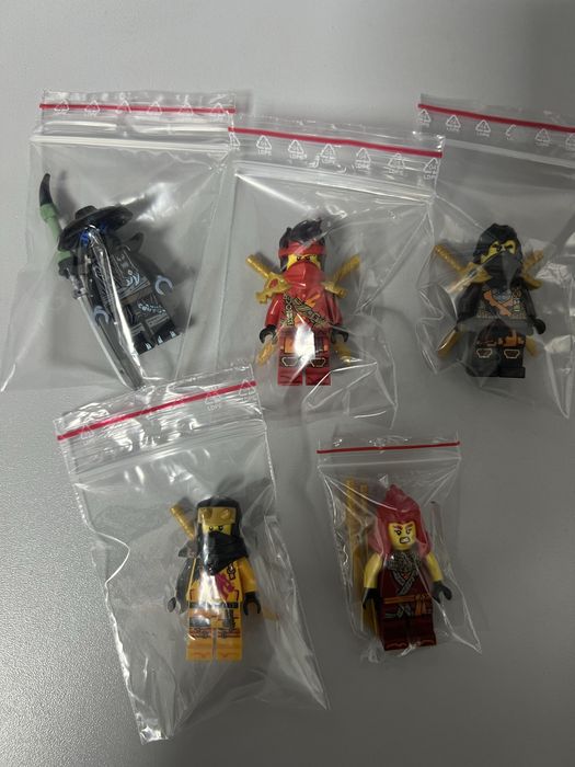 Vând minifigurine Lego Ninjago