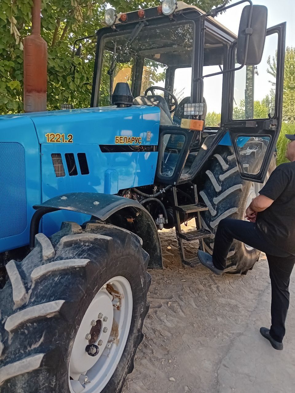 Продаётся трактор Беларусь 1221