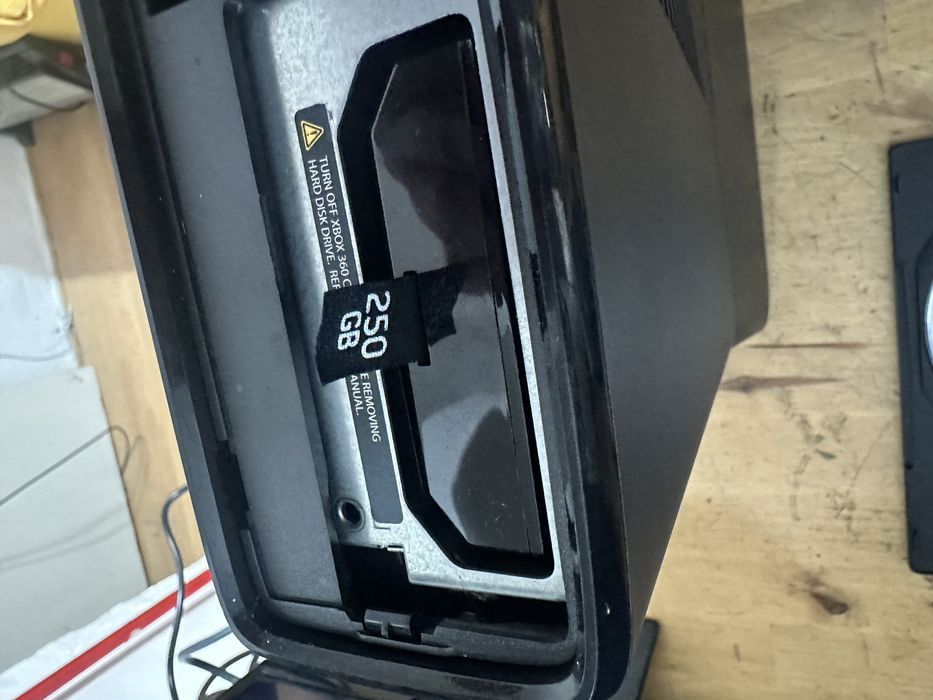 Consola xbox 360s cu doua manete si jocuri