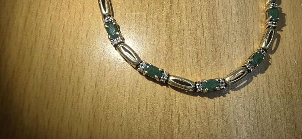 Златна гривна с диаманти и изомруди