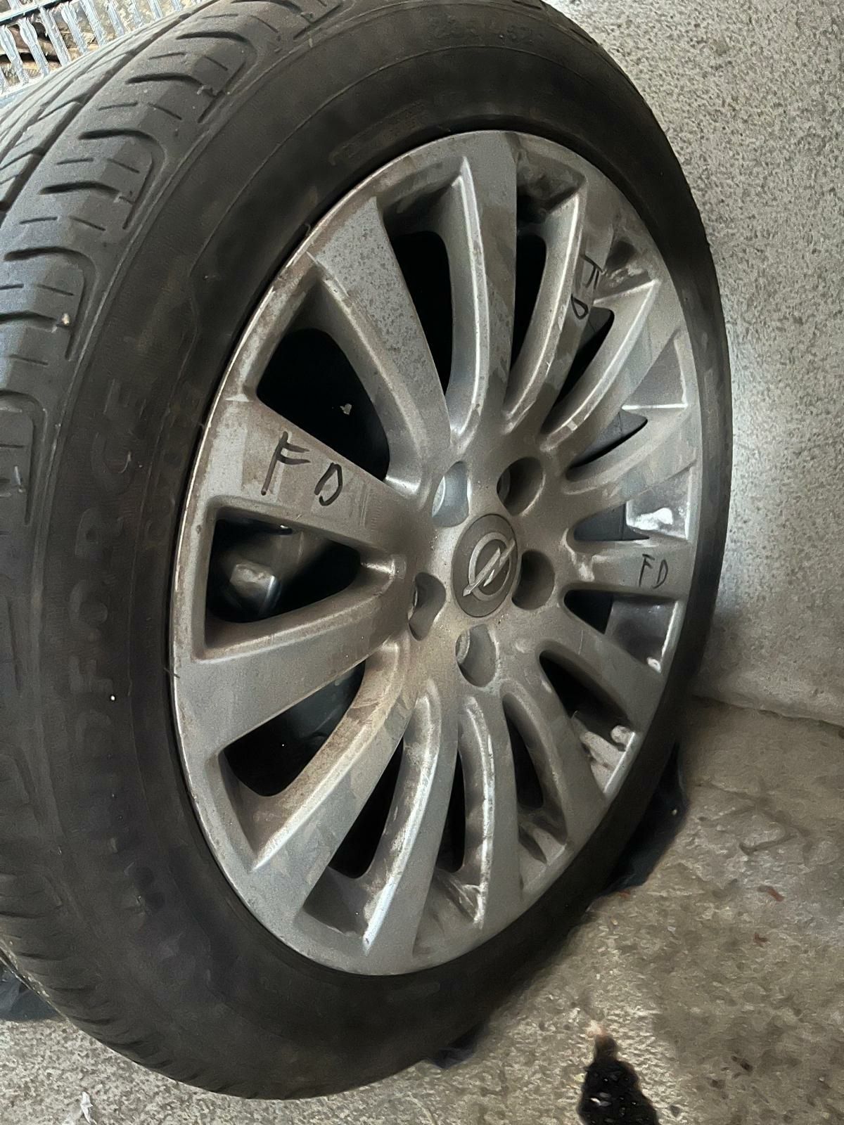 Jante originale aliaj 18" cu anvelope de vara