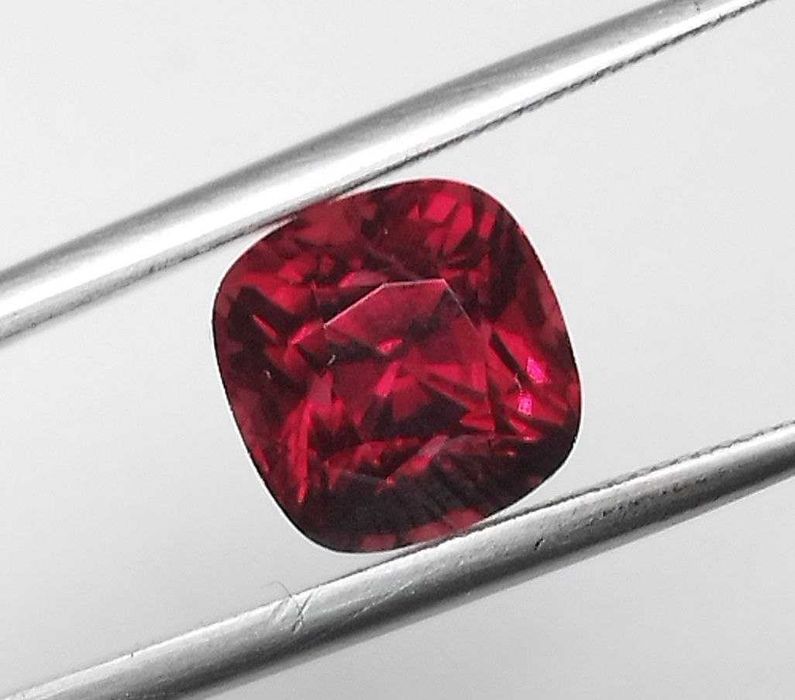 Прекрасен шпинел в топ червен цвят - 2.96Кт.! Сертифициран! НОВ!