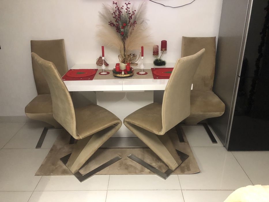 Masa extensibila cu 4 scaune tapitate