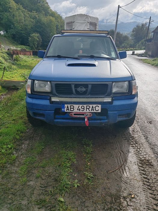 Vând Nissan Navara și remorca