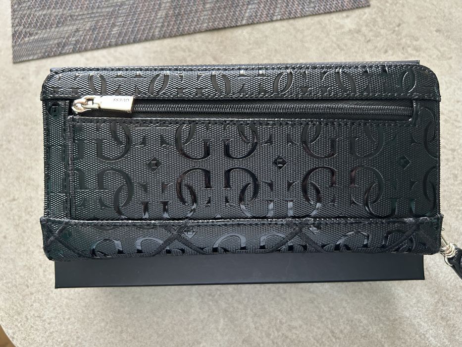 Портфейл Guess без забележки