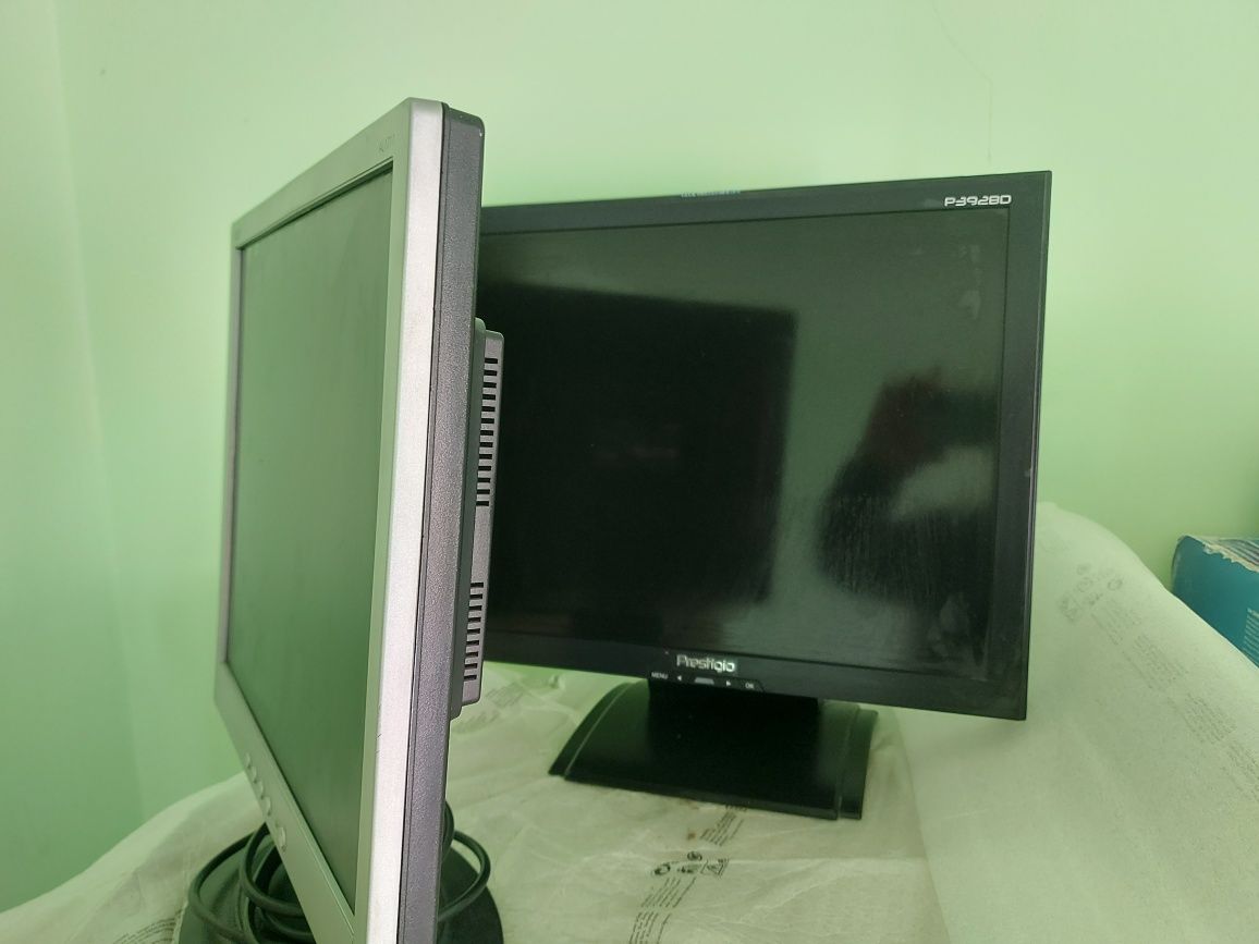 Vand 2 Monitoare LCD