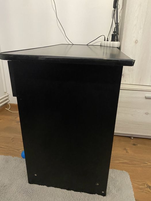 Vand birou negru in stare buna