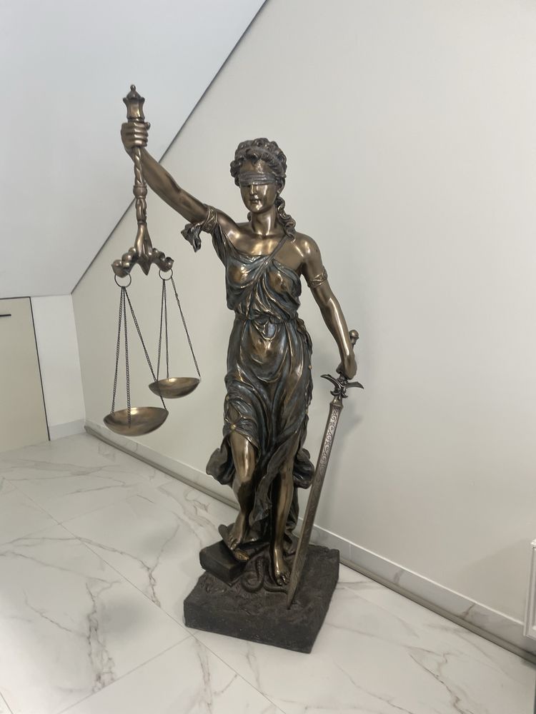 Адвокат международник.