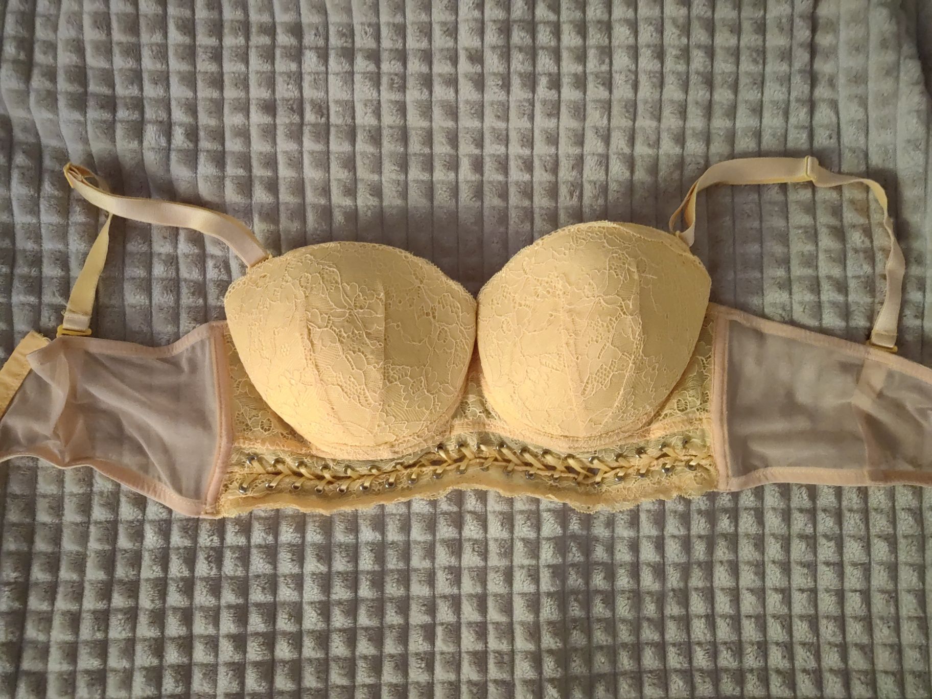 Сутиени, корсети, комплекти Victoria Secret. Различни модели.