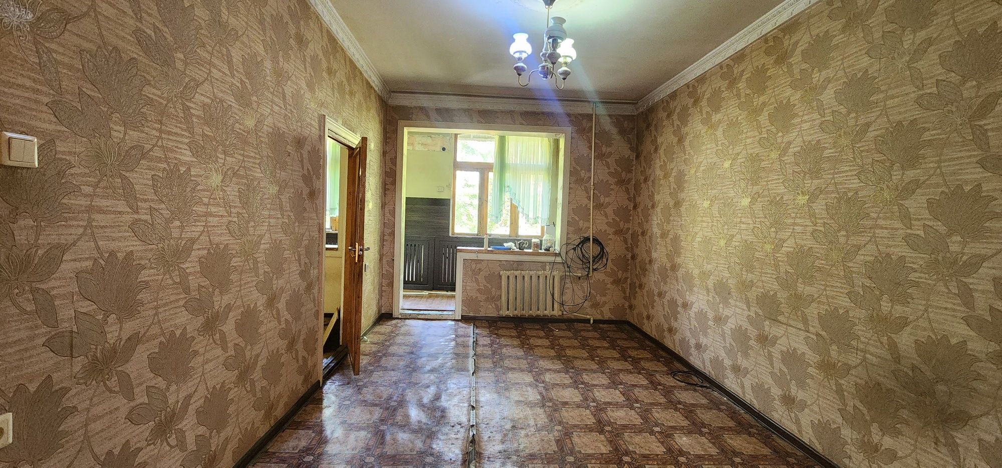 Юнусобод 11кв Мегапланет метро вдоль дароги 3комнатная 2етаж не торец