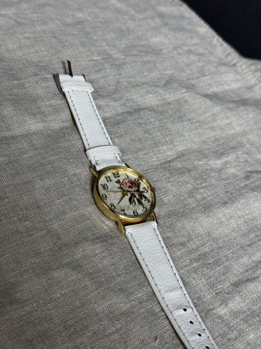Часы с белым браслетом