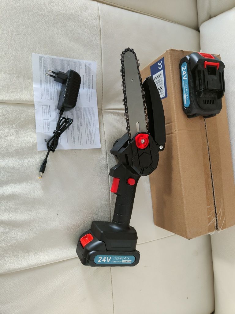 Mini Fierastrau Cu Lant Electric Portabil Cu 2 Acumulatori 24V