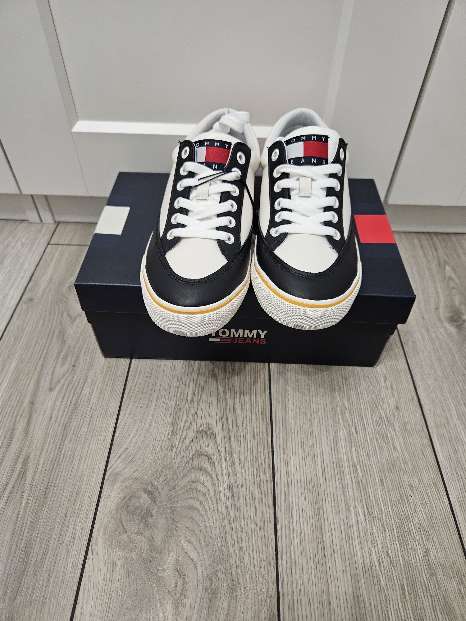 Sneakers dama nr 40 Tommy Hilfiger