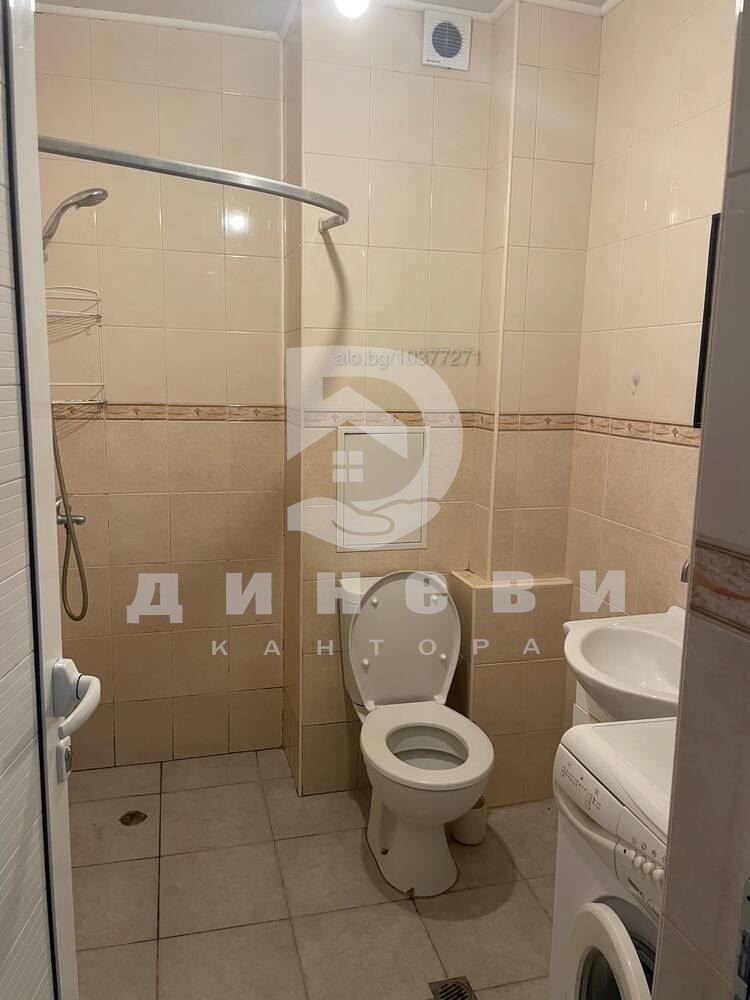 Продава двустаен апартамент с двор