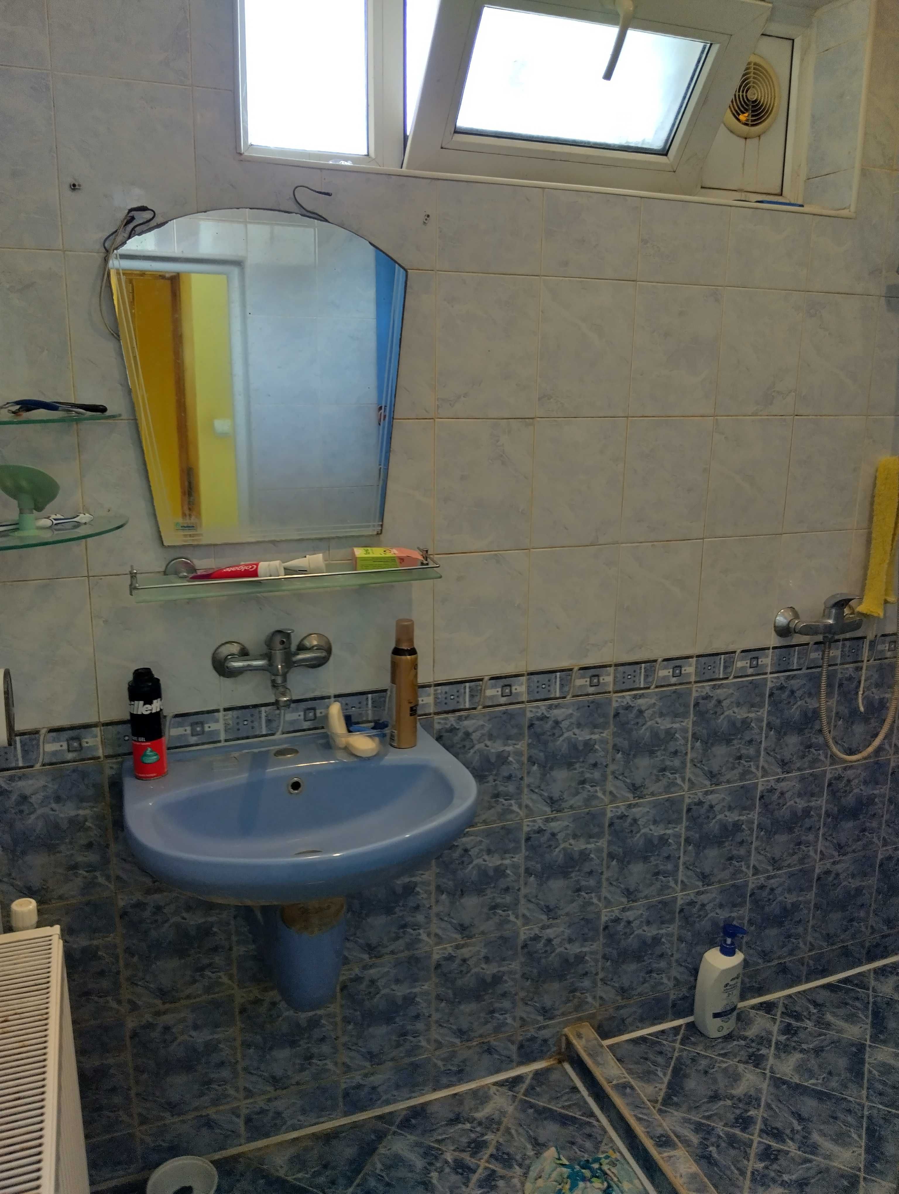 Продава къща в широк център