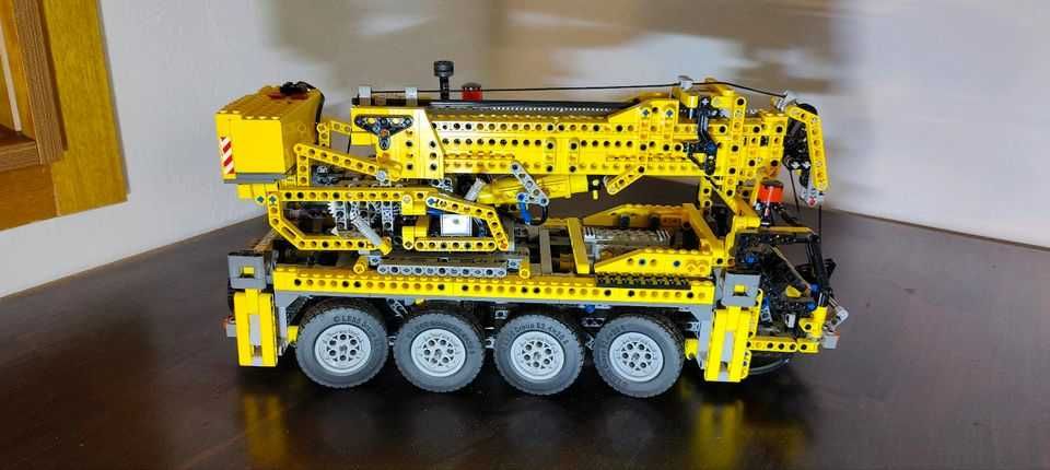 Lego Tehnic 8421 ( pneumatic): Mobile Crane