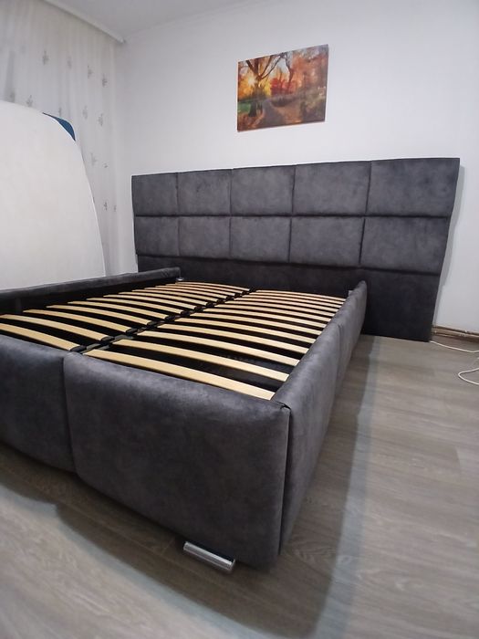 Vând pat tapițat cu stofă tip alcantara
