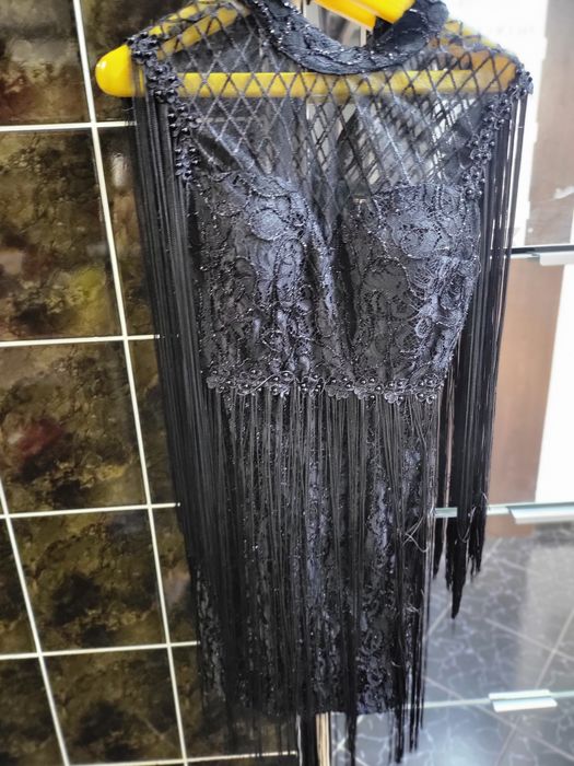 Rochie eleganta cu franjuri și paiete.
