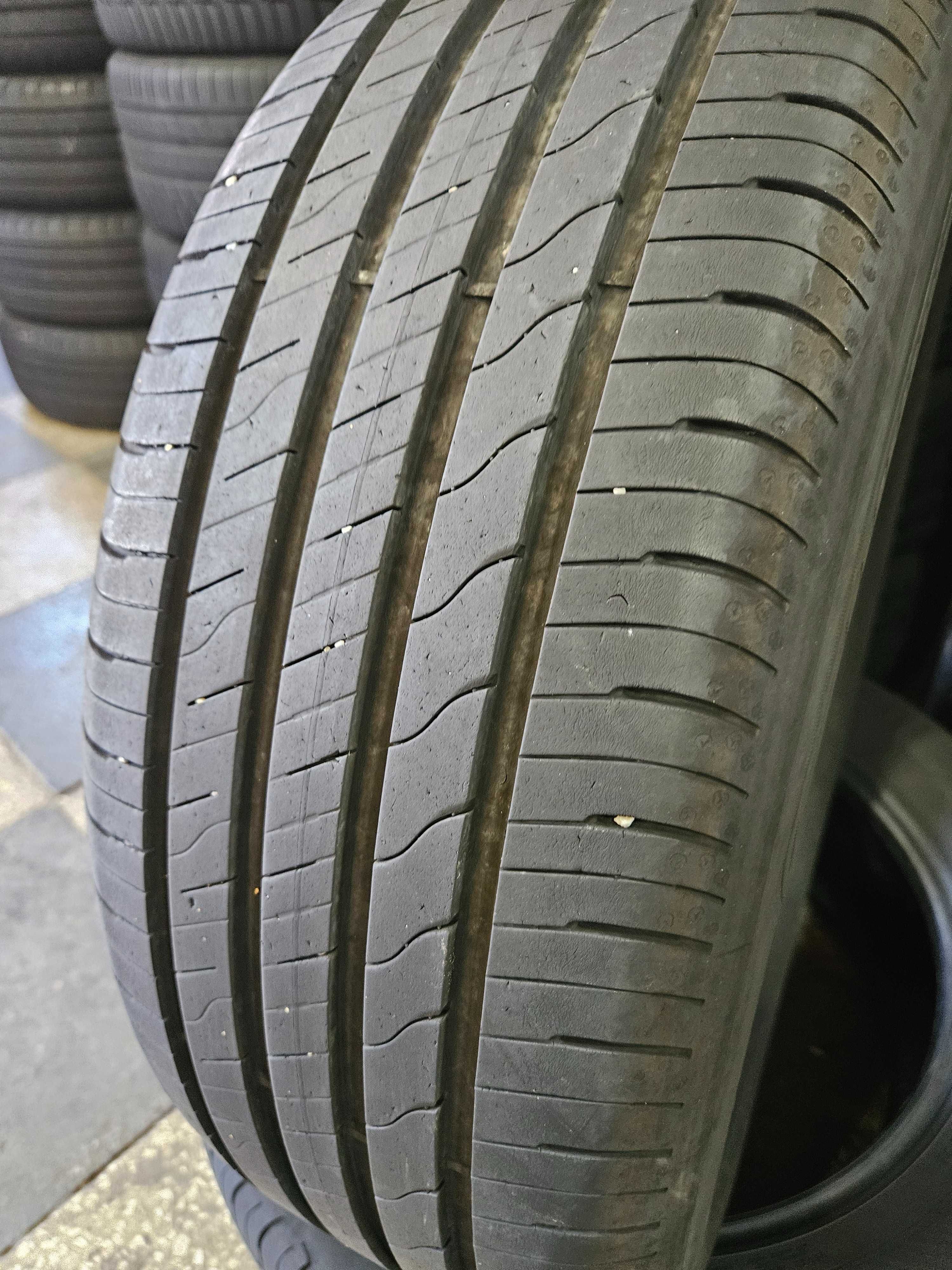 2бр 215/55/17 GOODYEAR 6,5мм грайфер дот:22г безплатен монтаж