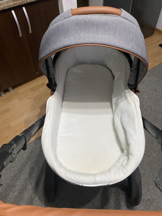 Vând uregent cărucior pentru bebeluși