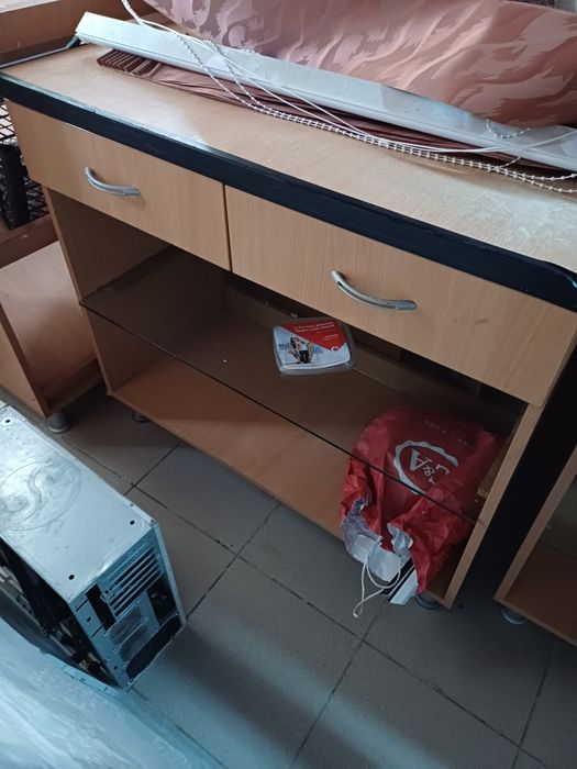 Vitrine și corpuri cu rafturi
