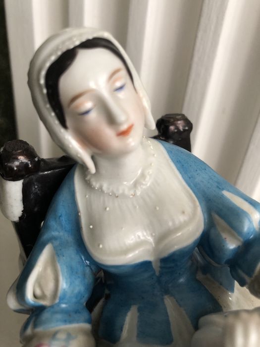 Фарфоровая статуэтка