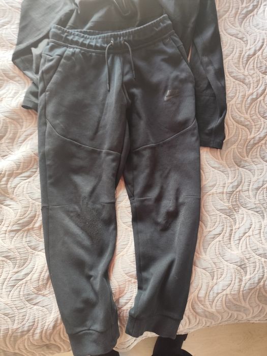 Продавам долнище на Nike tech  и горно на Nike  дрехите са запазени  .