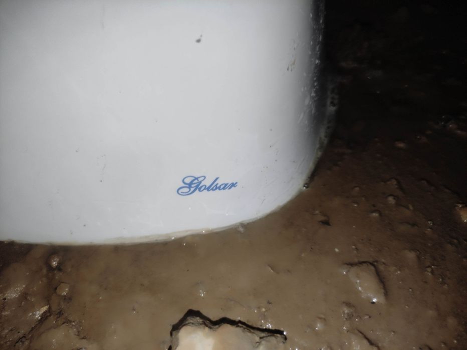 Unitaz bor 2 ta bittasi i bachogi yuq toza turibdi srochno sotiladi